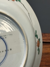 Drie Chinese famille verte borden en een theepot, Kangxi