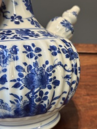 Een Chinese blauw-witte kendi met floraal decor, Kangxi