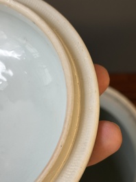 Pot couvert en porcelaine de Chine en bleu et blanc &agrave; d&eacute;cor d'oiseaux parmi des branches fleuries, p&eacute;riode Transition