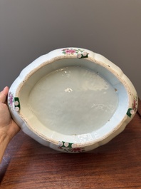 Een ovale Chinese Canton famille rose tazza met verhalend decor, 19e eeuw