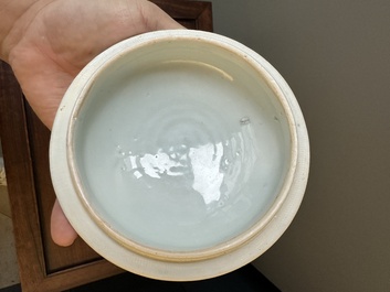 Pot couvert en porcelaine de Chine en bleu et blanc &agrave; d&eacute;cor d'oiseaux parmi des branches fleuries, p&eacute;riode Transition