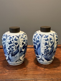 Een paar blauw-witte Delftse chinoiserie vazen met houten deksels, 18e eeuw