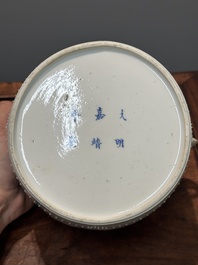 Paire de pots couverts en forme de tambour en porcelaine de Chine en bleu et blanc, marque de Jiajing, Kangxi