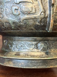 Insolite br&ucirc;le-parfum archa&iuml;que de type 'gui' en bronze au couvercle en bois, Chine, Song