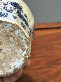 Vase de forme bouteille en fa&iuml;ence de Delft en bleu, blanc et mangan&egrave;se &agrave; d&eacute;cor chinois, fin du 17&egrave;me