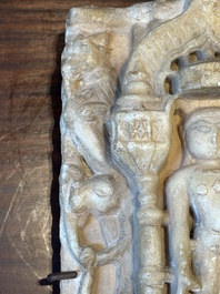 Un fragment en marbre blanc de Parvati et un fragment en marbre blanc de Tirthankara, Inde, 12/13&egrave;me