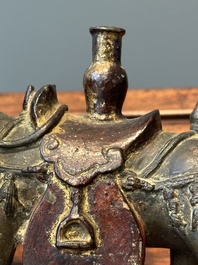Een zeldzame Chinese deels gelakt en verguld bronzen wierookhouder in de vorm van een paard, Yuan/vroege Ming