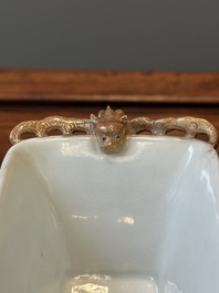Coupe archa&iuml;que de forme 'zun' en porcelaine de Chine famille rose &agrave; d&eacute;cor de neuf dragons appliqu&eacute;s, Qianlong/Jiaqing