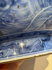 Vase de forme bouteille &agrave; t&ecirc;te d'ail en porcelaine de Chine en bleu et blanc &agrave; d&eacute;cor d'animaux mythiques, marque et &eacute;poque de Kangxi