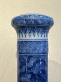 Vase de forme bouteille &agrave; t&ecirc;te d'ail en porcelaine de Chine en bleu et blanc &agrave; d&eacute;cor d'animaux mythiques, marque et &eacute;poque de Kangxi