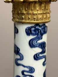 Een Chinese blauw-witte en koperrode 'draken' vaas met verguld bronzen montuur, 18e eeuw