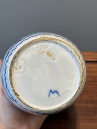 Een paar blauw-witte Delftse chinoiserie vazen met houten deksels, 18e eeuw