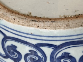 Een Chinese blauw-witte pot met 'Ba Xian Zhu Shou 八仙祝壽', Wanli merk en mogelijk periode