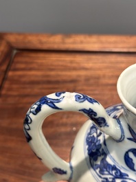 Verseuse en porcelaine de Chine en bleu et blanc &agrave; d&eacute;cor de figures dans un paysage, &eacute;poque Transition