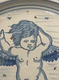 Joli plat en majolique en bleu et blanc &agrave; d&eacute;cor d'un ch&eacute;rubin ail&eacute;, Pays-Bas, probablement Harlingen, 2&egrave;me moiti&eacute; du 17&egrave;me