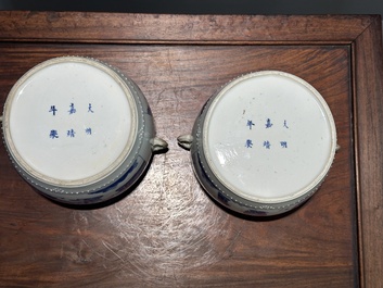 Paire de pots couverts en forme de tambour en porcelaine de Chine en bleu et blanc, marque de Jiajing, Kangxi