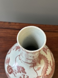 Vase de type 'tianqiu ping' en porcelaine de Chine en bleu, blanc et rouge de cuivre &agrave; d&eacute;cor de dragons, 18&egrave;me