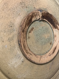 Joli plat en majolique en bleu et blanc &agrave; d&eacute;cor d'un ch&eacute;rubin ail&eacute;, Pays-Bas, probablement Harlingen, 2&egrave;me moiti&eacute; du 17&egrave;me