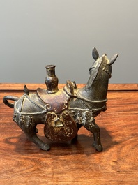 Een zeldzame Chinese deels gelakt en verguld bronzen wierookhouder in de vorm van een paard, Yuan/vroege Ming