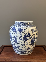 Een Chinese blauw-witte pot met 'Ba Xian Zhu Shou 八仙祝壽', Wanli merk en mogelijk periode