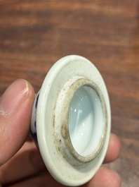 Verseuse couverte en porcelaine de Chine en bleu et blanc &agrave; d&eacute;cor d'un p&ecirc;cheur et un b&ucirc;cheron, p&eacute;riode Transition
