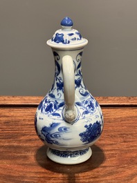 Verseuse couverte en porcelaine de Chine en bleu et blanc &agrave; d&eacute;cor d'un p&ecirc;cheur et un b&ucirc;cheron, p&eacute;riode Transition