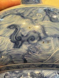 Vase de forme bouteille &agrave; t&ecirc;te d'ail en porcelaine de Chine en bleu et blanc &agrave; d&eacute;cor d'animaux mythiques, marque et &eacute;poque de Kangxi