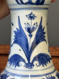 Een Chinese blauw-witte flesvormige vaas met geleerden, Transitie periode