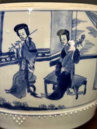 Paire de pots couverts en forme de tambour en porcelaine de Chine en bleu et blanc, marque de Jiajing, Kangxi