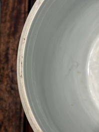 Paire de pots couverts en forme de tambour en porcelaine de Chine en bleu et blanc, marque de Jiajing, Kangxi