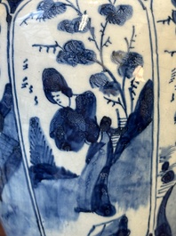 Een paar blauw-witte Delftse chinoiserie vazen met houten deksels, 18e eeuw
