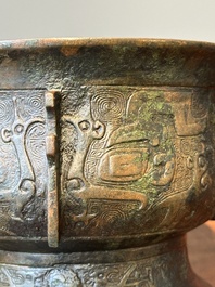 Insolite br&ucirc;le-parfum archa&iuml;que de type 'gui' en bronze au couvercle en bois, Chine, Song