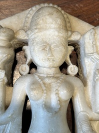 Un fragment en marbre blanc de Parvati et un fragment en marbre blanc de Tirthankara, Inde, 12/13&egrave;me