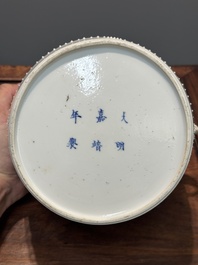 Paire de pots couverts en forme de tambour en porcelaine de Chine en bleu et blanc, marque de Jiajing, Kangxi