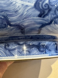 Vase de forme bouteille &agrave; t&ecirc;te d'ail en porcelaine de Chine en bleu et blanc &agrave; d&eacute;cor d'animaux mythiques, marque et &eacute;poque de Kangxi