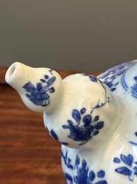 Een Chinese blauw-witte kendi met floraal decor, Kangxi