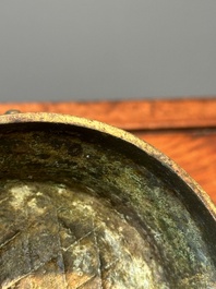 Insolite br&ucirc;le-parfum archa&iuml;que de type 'gui' en bronze au couvercle en bois, Chine, Song
