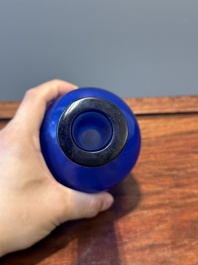 Vase de forme bouteille en verre bleu de P&eacute;kin, marque et peut-&ecirc;tre &eacute;poque de Qianlong