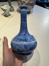 Vase de forme bouteille &agrave; t&ecirc;te d'ail en porcelaine de Chine en bleu et blanc &agrave; d&eacute;cor d'animaux mythiques, marque et &eacute;poque de Kangxi