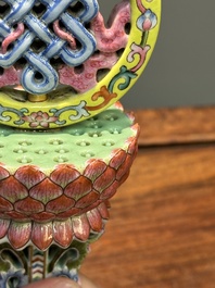 Rare instrument rituel en porcelaine de Chine famille rose, marque et &eacute;poque de Qianlong