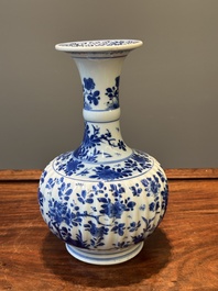 Een Chinese blauw-witte kendi met floraal decor, Kangxi