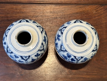 Een paar blauw-witte Delftse chinoiserie vazen met houten deksels, 18e eeuw