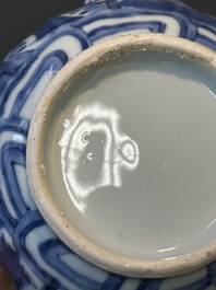 Verseuse &agrave; vin couverte en porcelaine de Chine en bleu et blanc &agrave; d&eacute;cor figuratif, Wanli