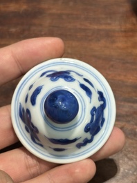 Verseuse couverte en porcelaine de Chine en bleu et blanc &agrave; d&eacute;cor d'un p&ecirc;cheur et un b&ucirc;cheron, p&eacute;riode Transition