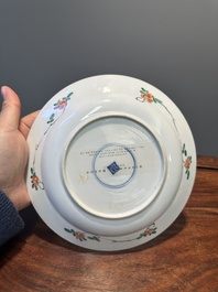 Drie Chinese famille verte borden en een theepot, Kangxi