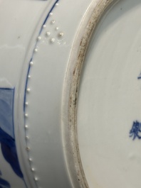 Paire de pots couverts en forme de tambour en porcelaine de Chine en bleu et blanc, marque de Jiajing, Kangxi