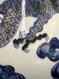 Een Chinese blauw-witte en koperrode 'draken' vaas met verguld bronzen montuur, 18e eeuw