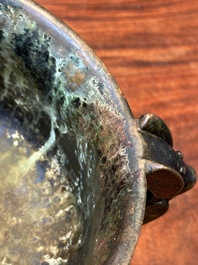 Insolite br&ucirc;le-parfum archa&iuml;que de type 'gui' en bronze au couvercle en bois, Chine, Song