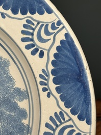 Joli plat en majolique en bleu et blanc &agrave; d&eacute;cor d'un ch&eacute;rubin ail&eacute;, Pays-Bas, probablement Harlingen, 2&egrave;me moiti&eacute; du 17&egrave;me