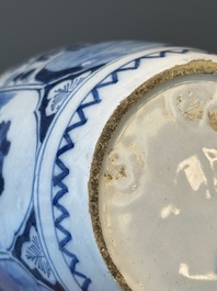 Een paar blauw-witte Delftse chinoiserie vazen met houten deksels, 18e eeuw